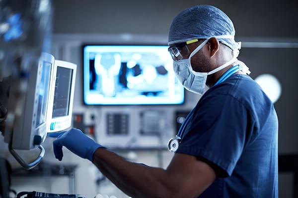 外科医生在手术室里使用各种数字电子设备来监测病人.